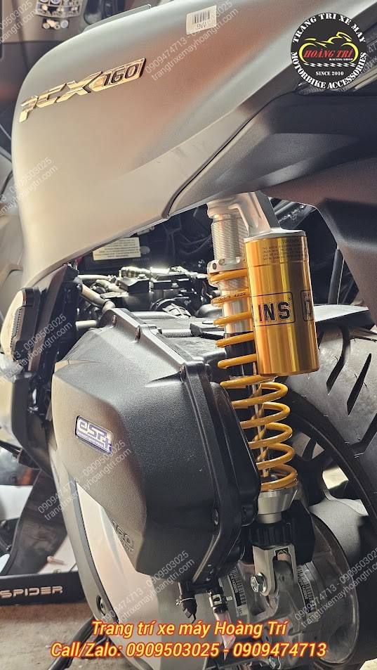 Gam vàng đặc trưng óng ánh của phuộc Ohlins giúp xe nổi bật và tùy chỉnh nhún theo nhu cầu sử dụng