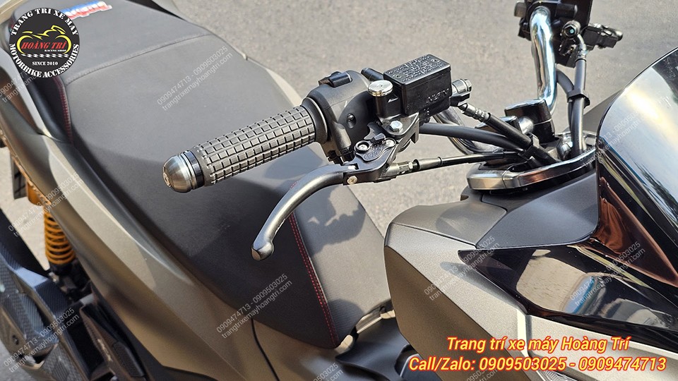 Tay thắng kiểu H2C được trang bị cho PCX 160 kết hợp với nhiều món phụ kiện khác