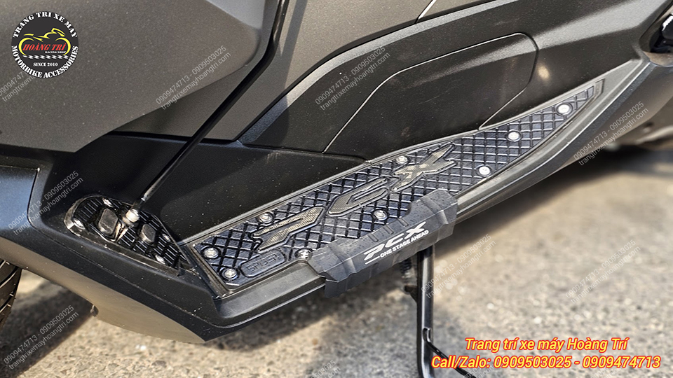 Thảm để chân Spider màu đen được gắn thêm cho chiếc PCX 160 màu xám sang trọng
