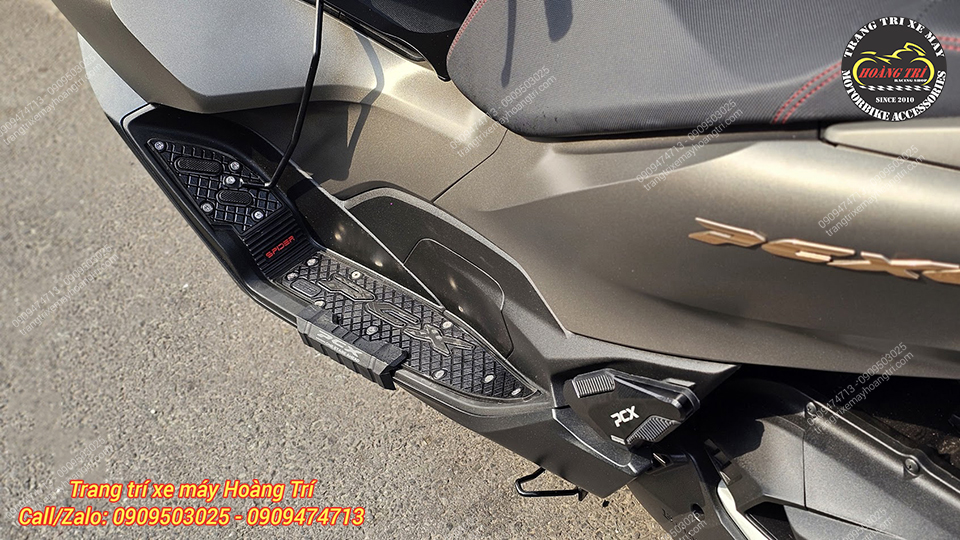 Chất liệu nhôm bền bỉ giúp vị trí để chân trở nên chắc chắn và đẹp mắt hơn