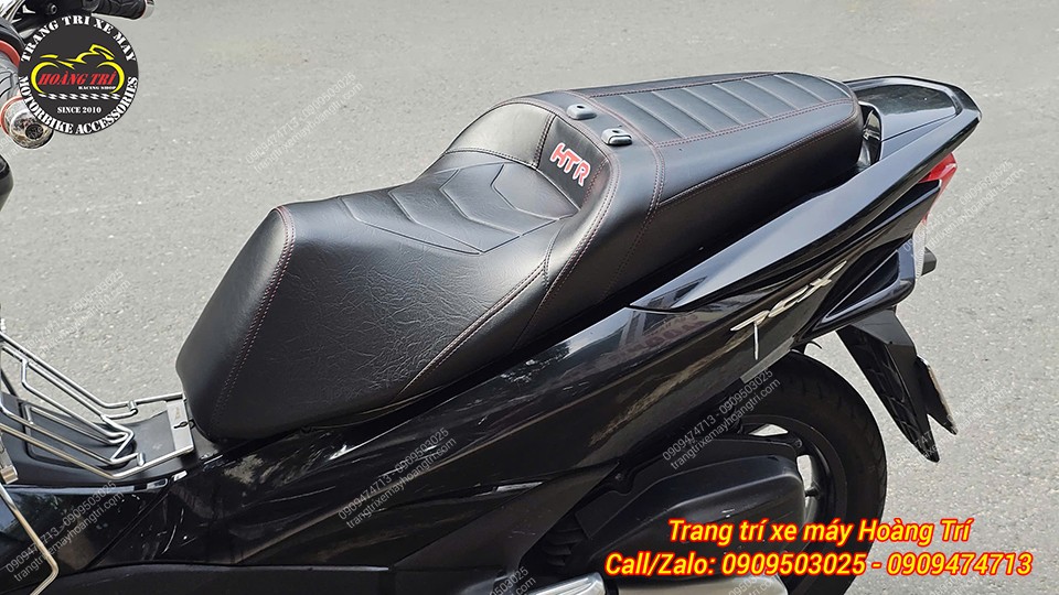 Mẫu yên 2 tầng 0425 với hai nút đặc trưng đã thay thế cho yên zin của PCX 2014