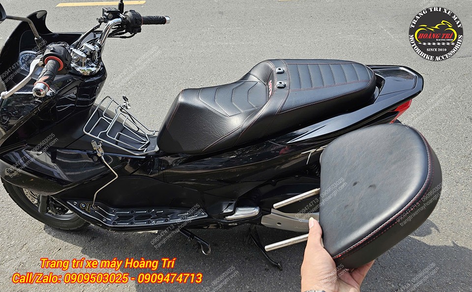 Trên tay là phần tựa lưng rời của yên 2 tầng 0425 có thể tháo lắp linh hoạt