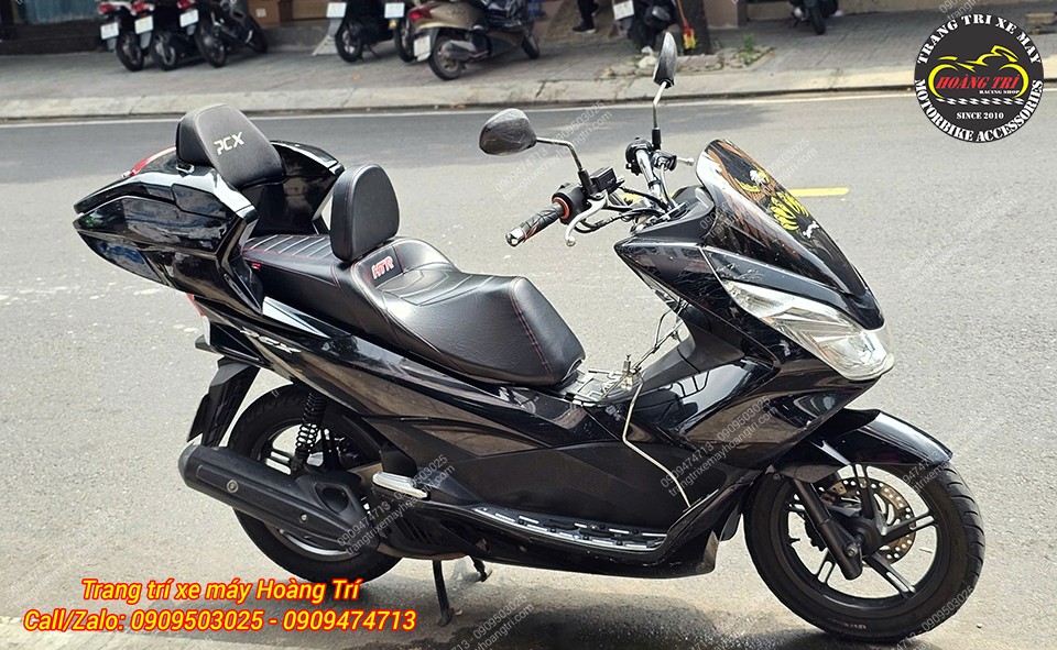 Ngoài ra, anh khách còn nâng cấp thêm thùng sau tựa lưng để người ngồi sau thoải mái hơn