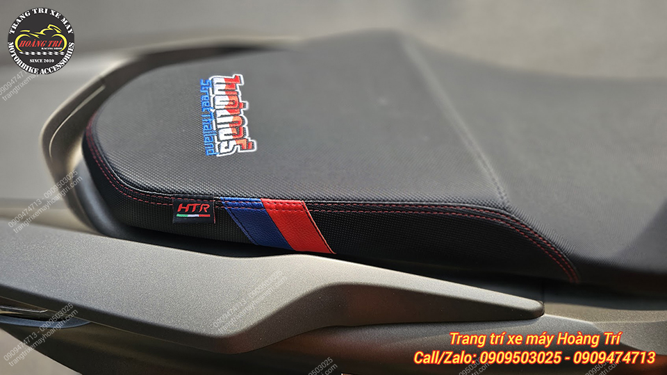 Mẫu yên độ thấp kiểu Thái nổi bật với ba tông màu xanh dương, trắng và đỏ hài hòa