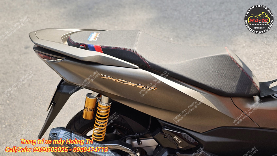 Không chỉ tạo điểm nhấn thể thao mà thiết kế còn giúp hạ chiều cao yên đáng kể