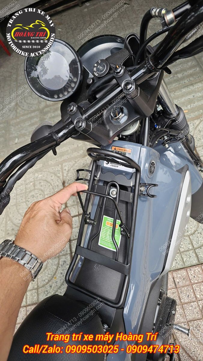 Chỉ cần thao tác đơn giản: kéo kẹp lên, đặt đồ vào và thả ra là cố định ngay