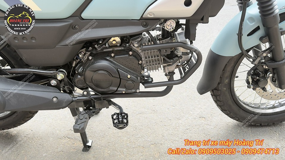 Quan sát bên dưới gầm xe có thể thấy khung bảo vệ lốc máy GCV39 vừa được gắn thêm