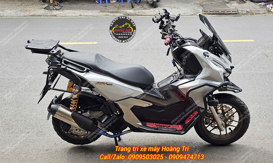 Phía sau xe là cặp phuộc Ohlins chính hãng kết hợp pô Arrows cực kỳ cá tính