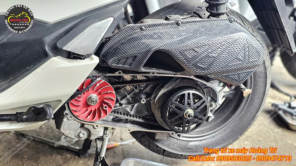 Chuyển qua chiếc PCX 160, món nâng cấp đầu tiên là bộ nồi Koso chính hãng