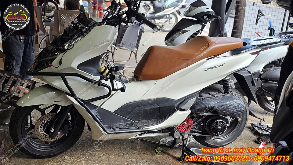 Xế cưng đang được chủ nhân chọn lựa thêm nhiều phụ kiện độ kiểng chất lượng