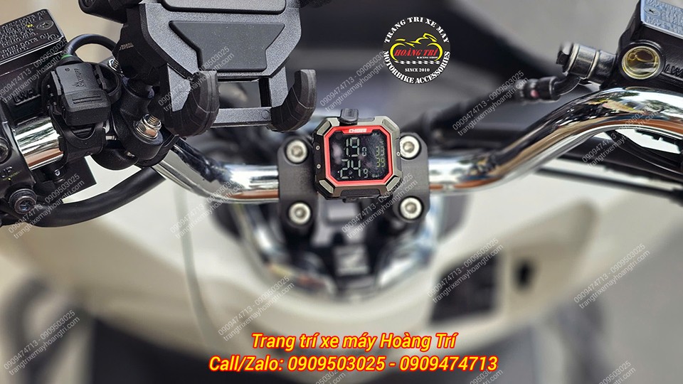 Đồng hồ đo áp suất lốp Chigee được gắn ở trung tâm ghi đông cực tiện dụng