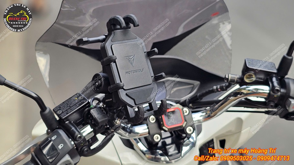 Kế đến là giá đỡ điện thoại MotoWolf đi cùng bộ sạc nhanh Kewig B10 tiện lợi