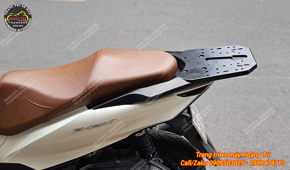 Phía sau được lắp thêm ốp cản sau nhôm đúc liền khối giúp xe PCX 160 cứng cáp hơn