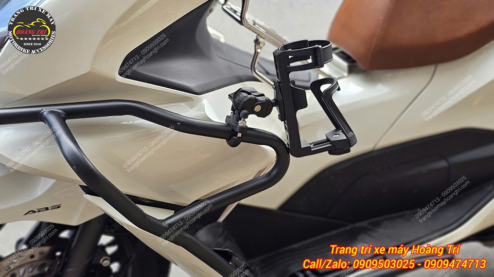 Bộ khung bảo vệ cùng giá đỡ bình nước tạo nên diện mạo khỏe khoắn, hầm hố cho xe