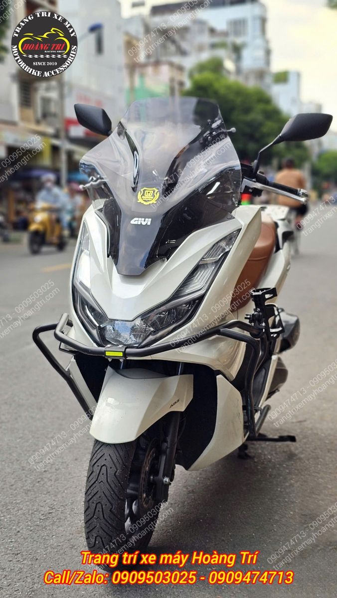 Kính chắn gió FRX góp phần mang lại dáng vẻ thể thao và đậm chất riêng cho PCX 160