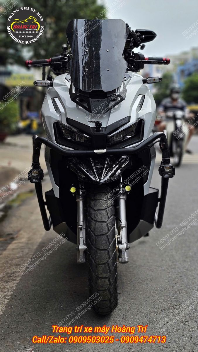 Ở góc trực diện, có thể thấy rõ cùm tay lái và kính chắn gió nổi bật của ADV 160