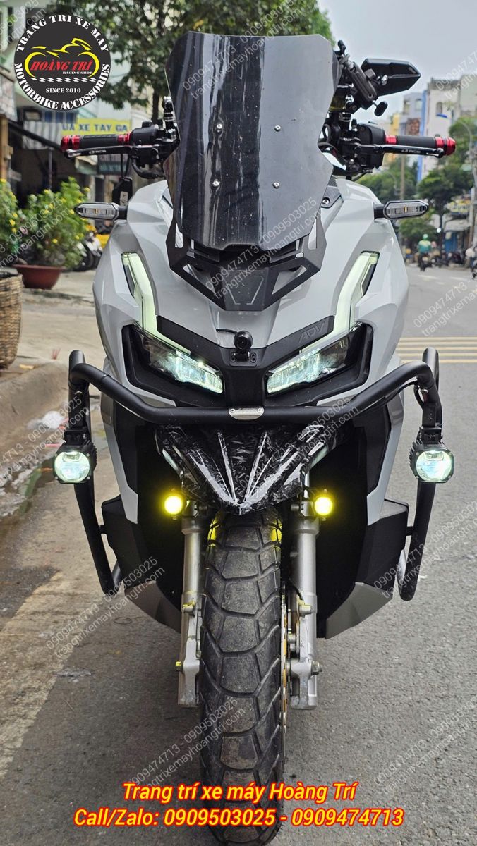 Cặp đèn trợ sáng mini với hai tông trắng - vàng mang lại ánh sáng phù hợp cho mọi cung đường