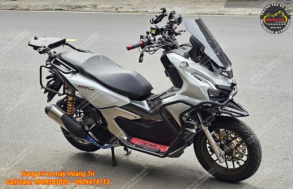 Khi nhìn lên phần đầu đèn, anh em sẽ nhận ra hàng loạt phụ kiện tạo điểm nhấn cho xe