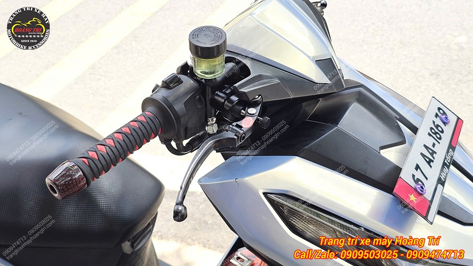 Bao tay Daytona tông màu đen - đỏ được lắp cho Vario 125 2024