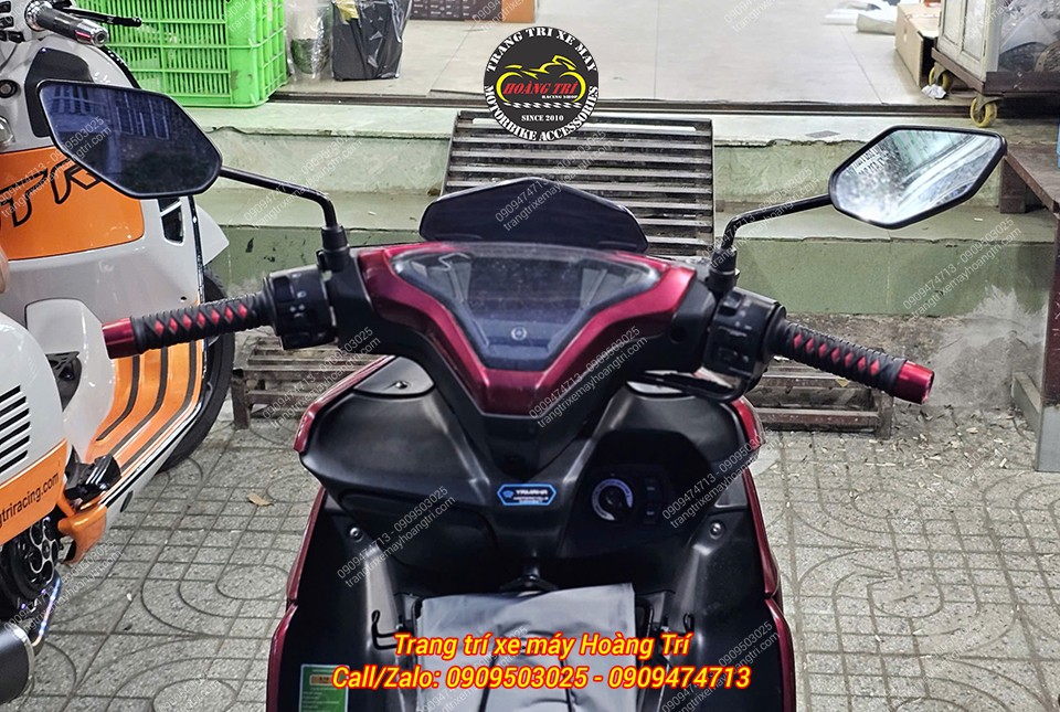 Góc nhìn tổng thể sau tay lái của NVX V2 với bộ đôi phụ kiện nổi bật giúp xe thêm phần cá tính