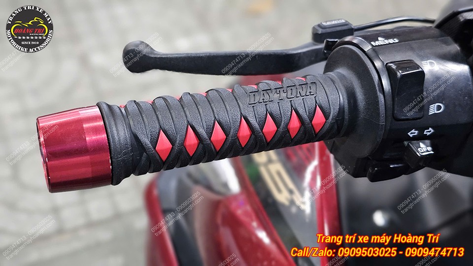 Trong hình là chiếc NVX V2 với combo bao tay và gù tay lái đồng bộ