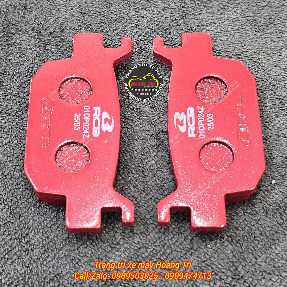 Mở hộp sản phẩm gồm 2 chi tiết má phanh, nổi bật với sắc đỏ đặc trưng thương hiệu Racing Boy