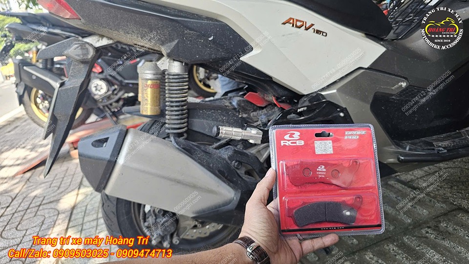 Cận cảnh bố thắng trước Racing Boy với tông đỏ nổi bật, đậm chất thể thao