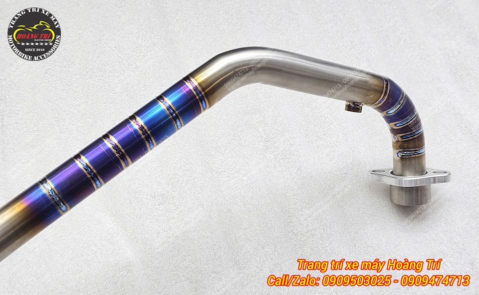 Cận cảnh phần cổ pô titanium với dải màu ánh tím và xanh cực kỳ bắt mắt