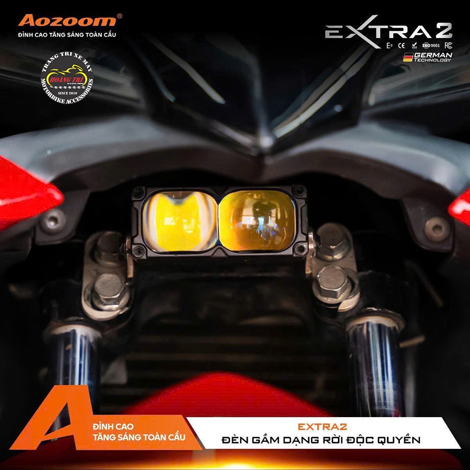 Đèn Aozoom Extra 2 được cố định chắc chắn trên chảng ba nhờ pát lắp chuyên dụng