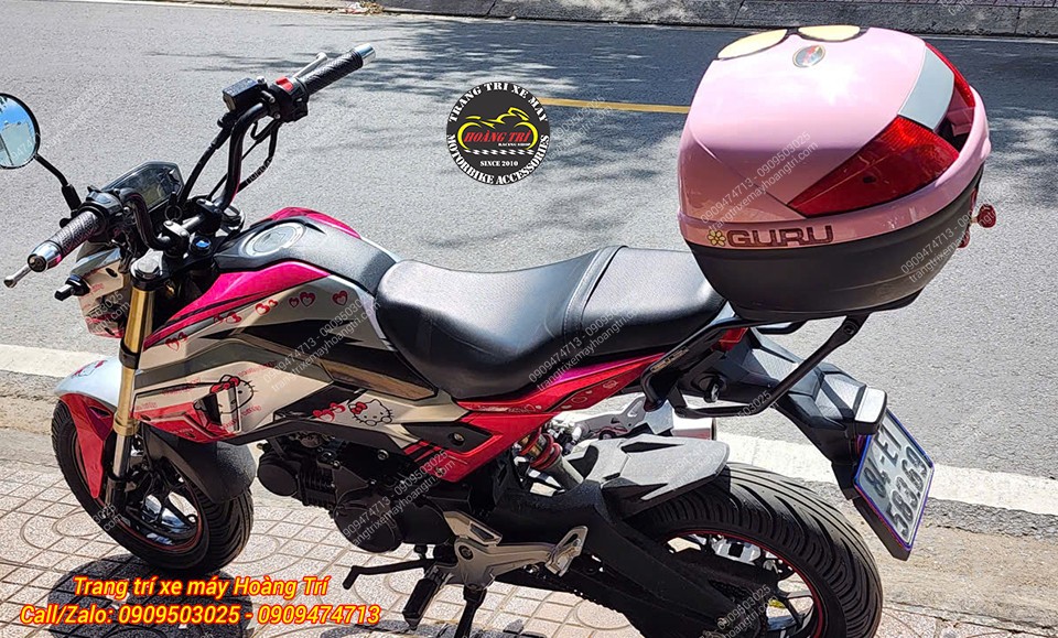 Phía sau xe còn được trang bị baga chính hãng Givi cùng thùng Guru hồng độc đáo