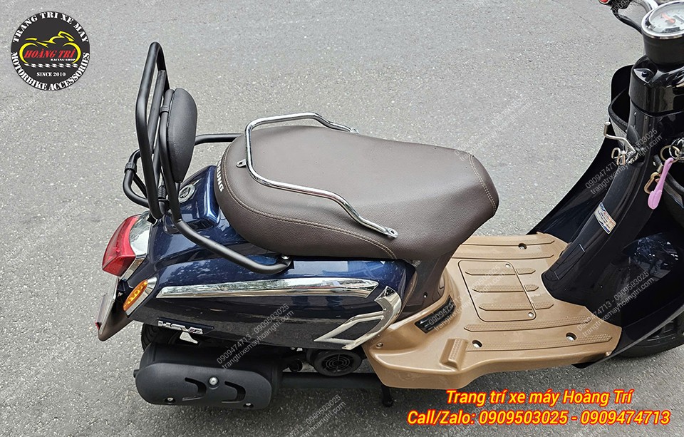 Anh khách quyết định nâng cấp baga sau kiểu Vespa có tựa lưng để tăng độ sang cho xe