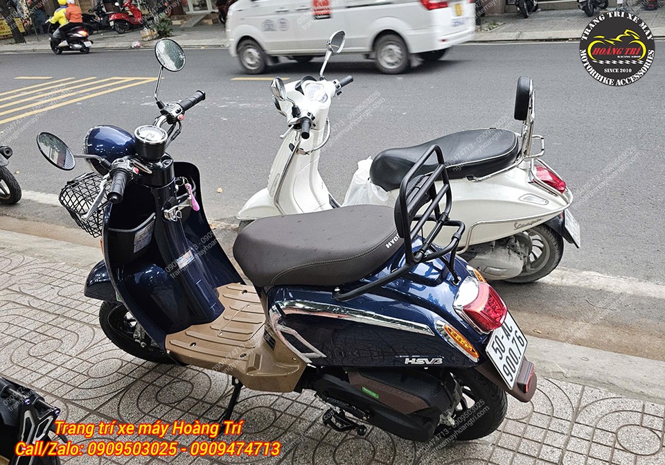 Sau khi nâng cấp tại Hoàng Trí Shop, Hyosung HSV3 có màn so găng cùng với chiếc Vespa phong cách lịch lãm