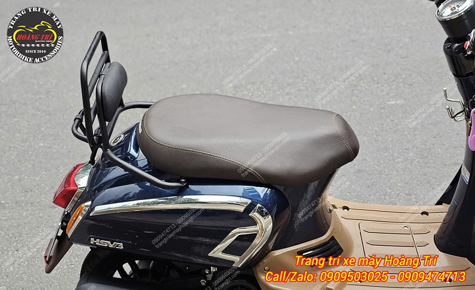 Có thể làm điểm tựa cho người ngồi sau, hoặc lắp thêm thùng sau tăng không gian chứa đồ
