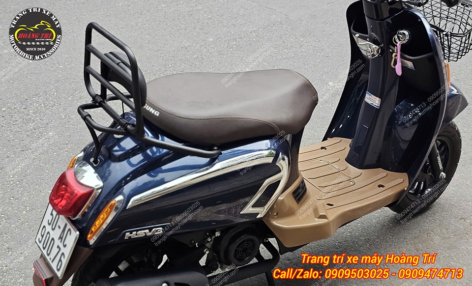 Baga sau tựa lưng phong cách Vespa làm nổi bật dáng xe, tăng thêm vẻ đẳng cấp cho HSV3