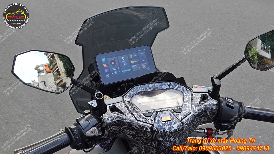 Anh khách lên combo cùng lúc: thanh ngang và màn hình Android