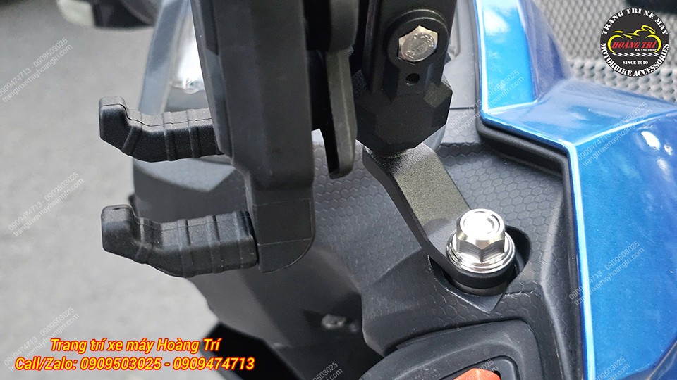 Giá đỡ điện thoại FRX TQ-062 được cố định chắc chắn ngay vị trí chân kính