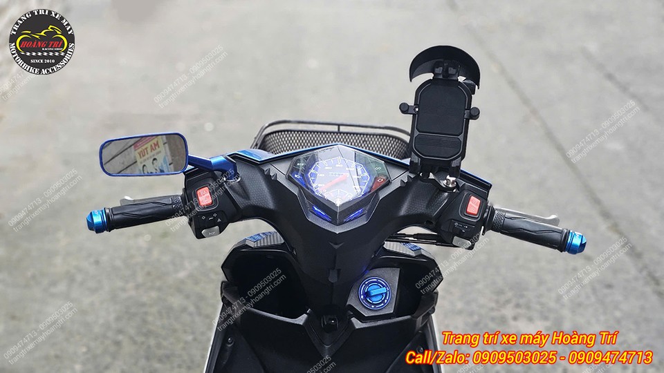 Từ góc nhìn sau tay lái, toàn bộ cùm tay lái của xe vẫn gọn gàng khi đã trang bị các phụ kiện