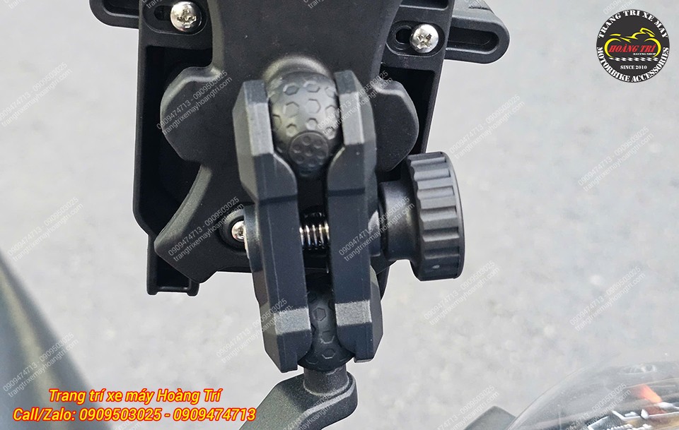 Điểm đặc biệt của sản phẩm là phần khớp xoay giúp điều chỉnh điện thoại ở mọi góc độ