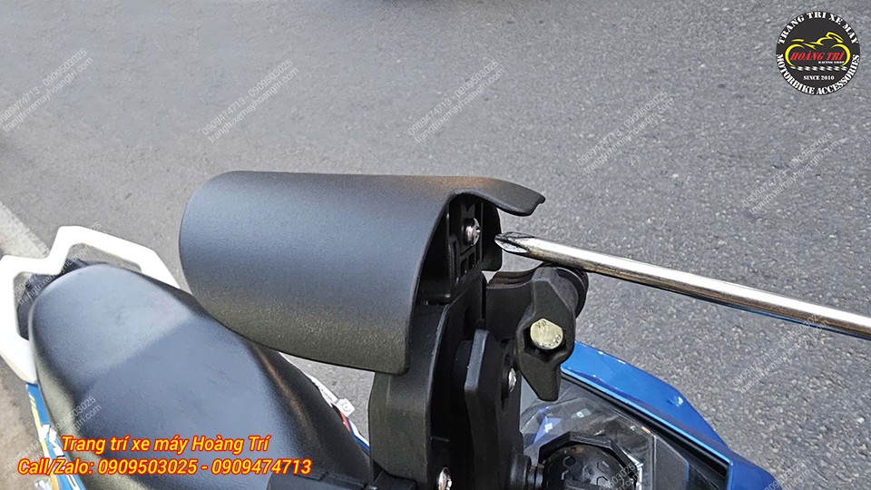 Quá trình lắp đặt mái hiên của giá đỡ vô cùng đơn giản, chỉ cần siết nhẹ ốc là hoàn tất