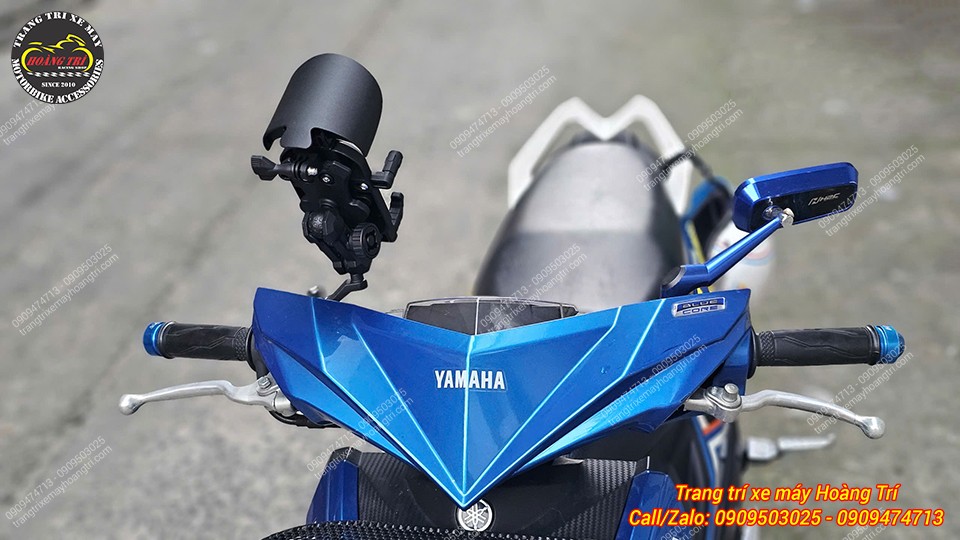 Giá đỡ FRX TQ-062 kết hợp cùng cặp kính hậu xanh dương giúp tổng thể xe Mio M3 thêm hài hòa