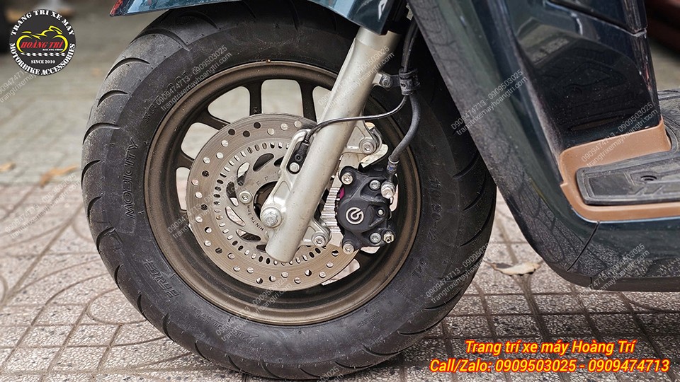 Heo dầu Brembo chính hãng được trang bị trên xe Stylo 160 với phối màu đen - bạc tinh tế