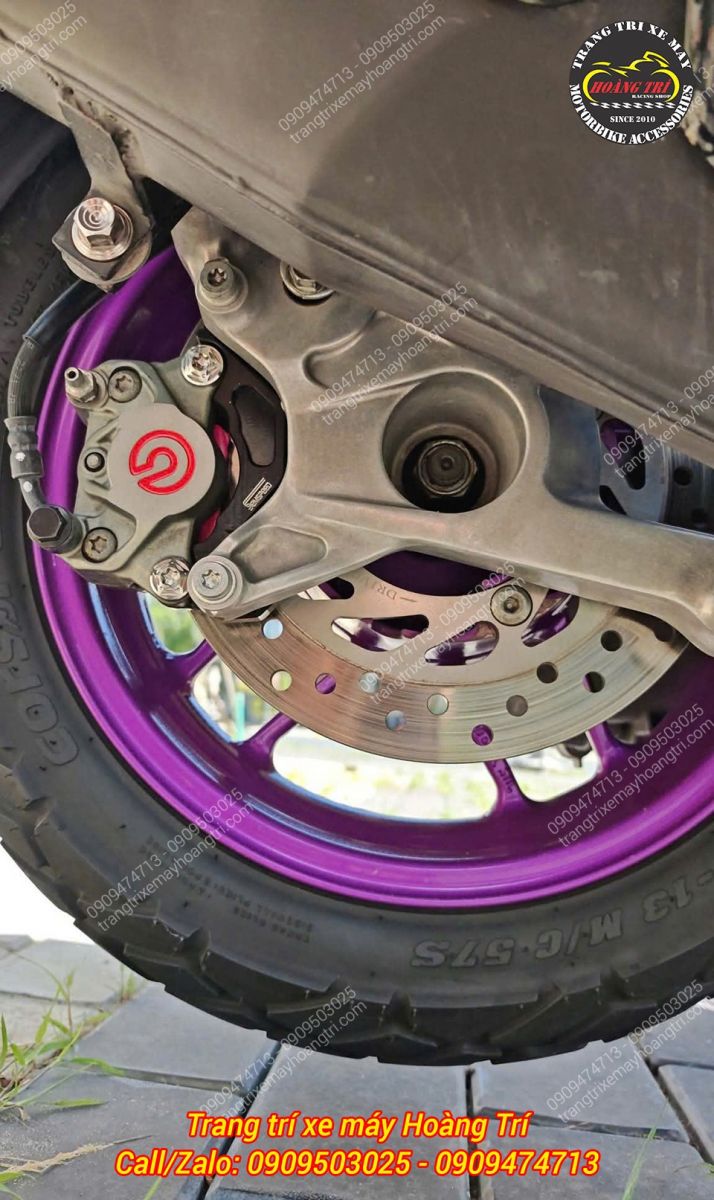 Không chỉ phía trước, dàn chân sau của ADV 160 cũng được trang bị heo Brembo đồng bộ