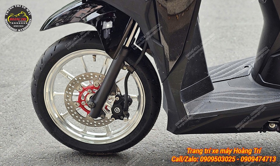 Mẫu heo Brembo đen logo bạc được trang bị cho Vario 2018 tạo điểm nhấn riêng biệt