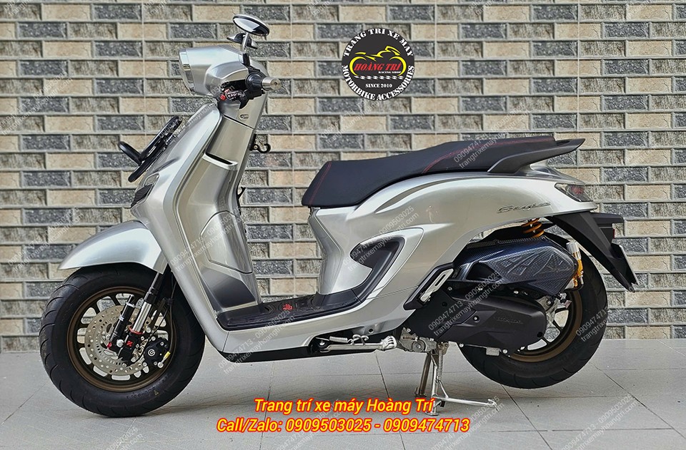 Phần sau của xe cũng được đầu tư với phuộc Ohlins màu vàng tích hợp HPA tăng chỉnh đẳng cấp