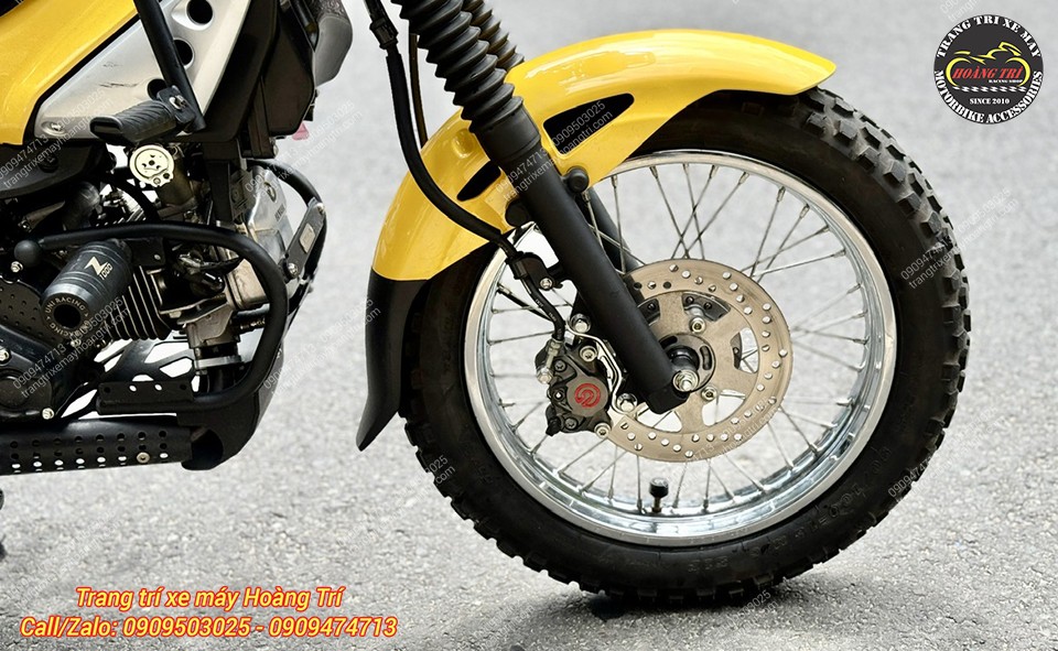 Logo Brembo màu đỏ giúp tạo điểm nhấn thu hút ở phần dàn chân trước