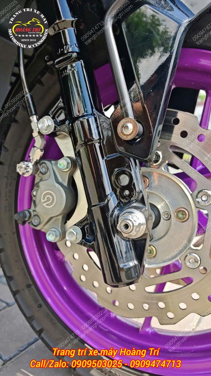 Mẫu heo dầu Brembo xám - bạc được lắp cho phần trước giúp xe trông cứng cáp hơn