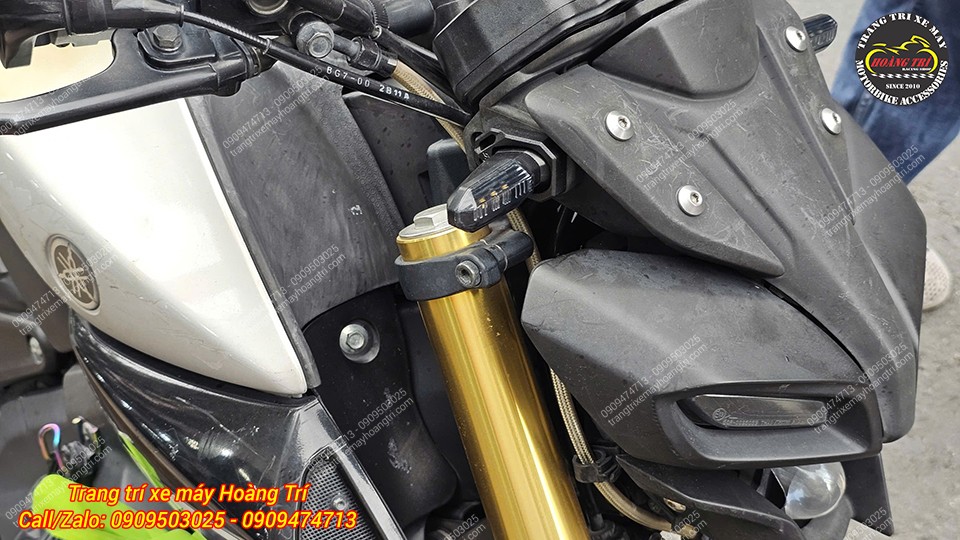 Bộ xi nhan K4 vừa được lắp nâng cấp, thay thế cụm xi nhan trước cho Yamaha MT-15