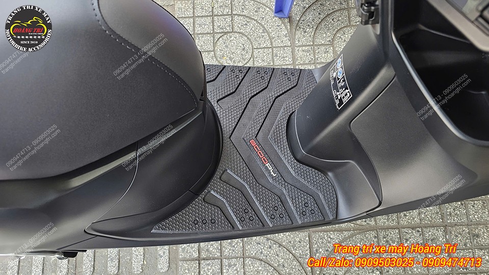 Thảm cao su để chân cho xe Scoopy được thiết kế với họa tiết nổi bật, tinh tế