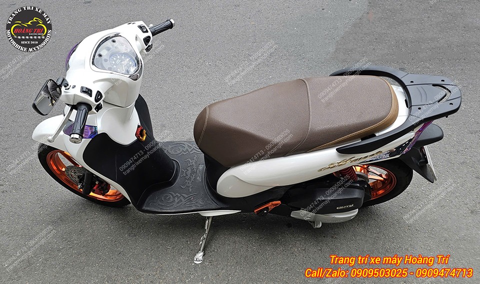 Cản sau xe được sơn mới hoàn toàn giúp đồng bộ với việc dán decal trắng ngọc trai cho xe