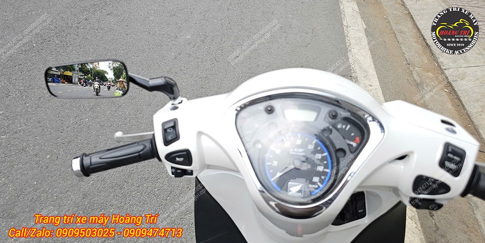 Từ góc nhìn thực tế, kính hậu H2C cho khả năng quan sát cực kỳ rộng rãi theo chiều ngang